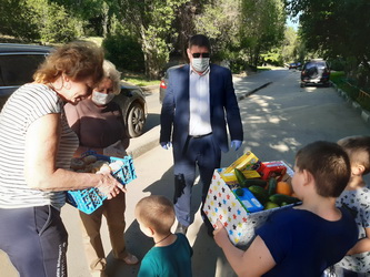 Сергей Агапов и Владимир Дмитриев поздравили с Днем защиты детей многодетные семьи